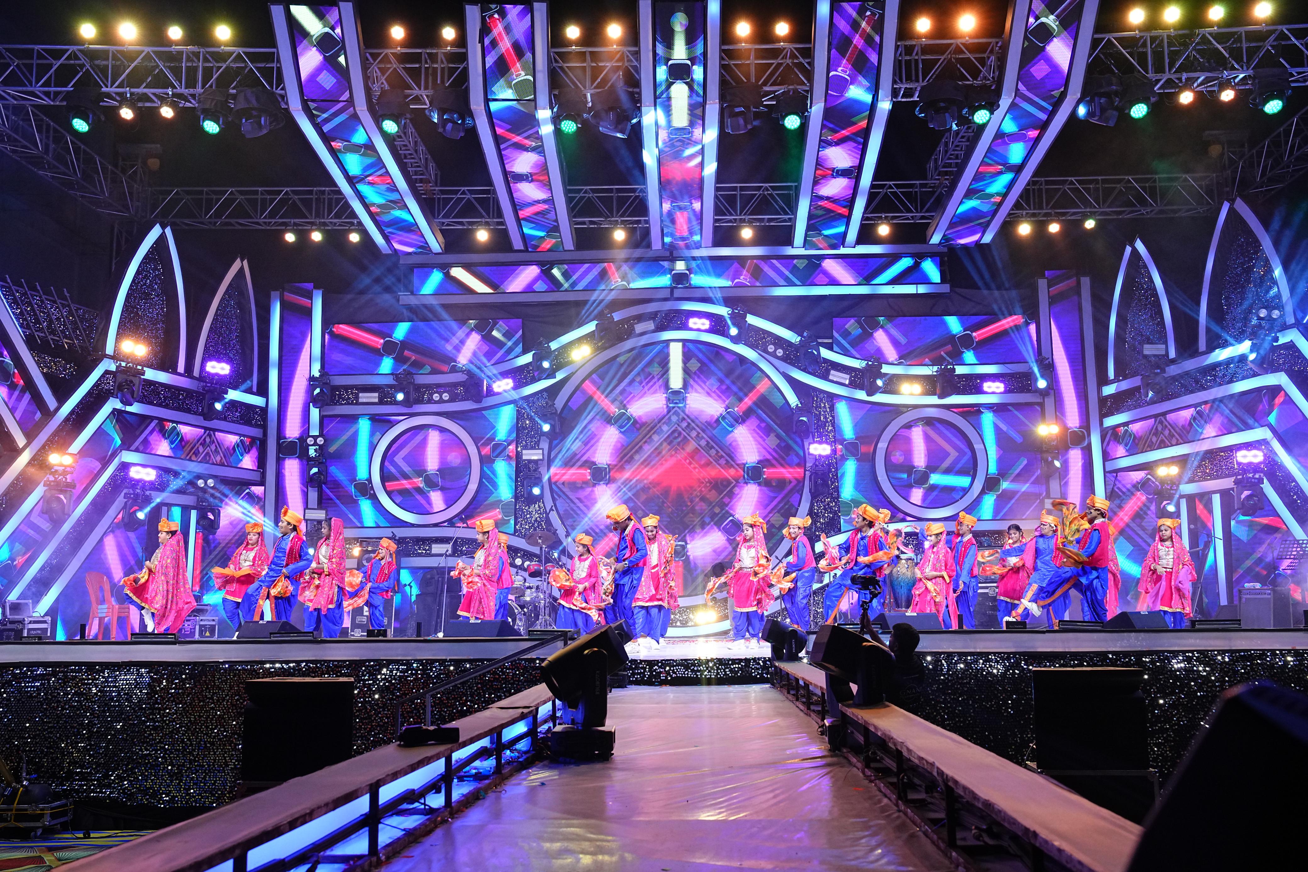 STAGE PERFORMANCE